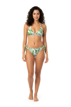 Load image into Gallery viewer, Model Front: Lua Morena Top Top Brisa-Da-Floresta Triangulo
