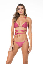 Load image into Gallery viewer, Model Front: Lua Morena Top Top Cortininha Fio Lichia
