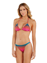 Load image into Gallery viewer, Model Front: Lua Morena Top Top Costuras Saire
