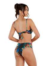 Load image into Gallery viewer, Model Back: Lua Morena Top Top Drapeada Larga Brinco Preto

