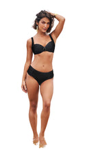 Load image into Gallery viewer, Model Front: Lua Morena Top Top Drapeada Larga Liso Preto
