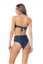 Load image into Gallery viewer, Model Back: Lua Morena Top Top Hot Macrame Blue Moon
