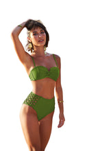 Load image into Gallery viewer, Model Front: Lua Morena Top Top Hot Macrame Floresta
