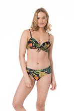 Load image into Gallery viewer, Model Front: Lua Morena Top Top No Drapeada Media Caju
