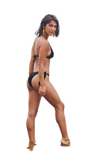 Load image into Gallery viewer, Model Back: Lua Morena Top Top Triangulo Liso Preto
