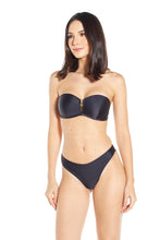 Load image into Gallery viewer, Model Front: Lua Morena Top Top Zipper Manga Preto
